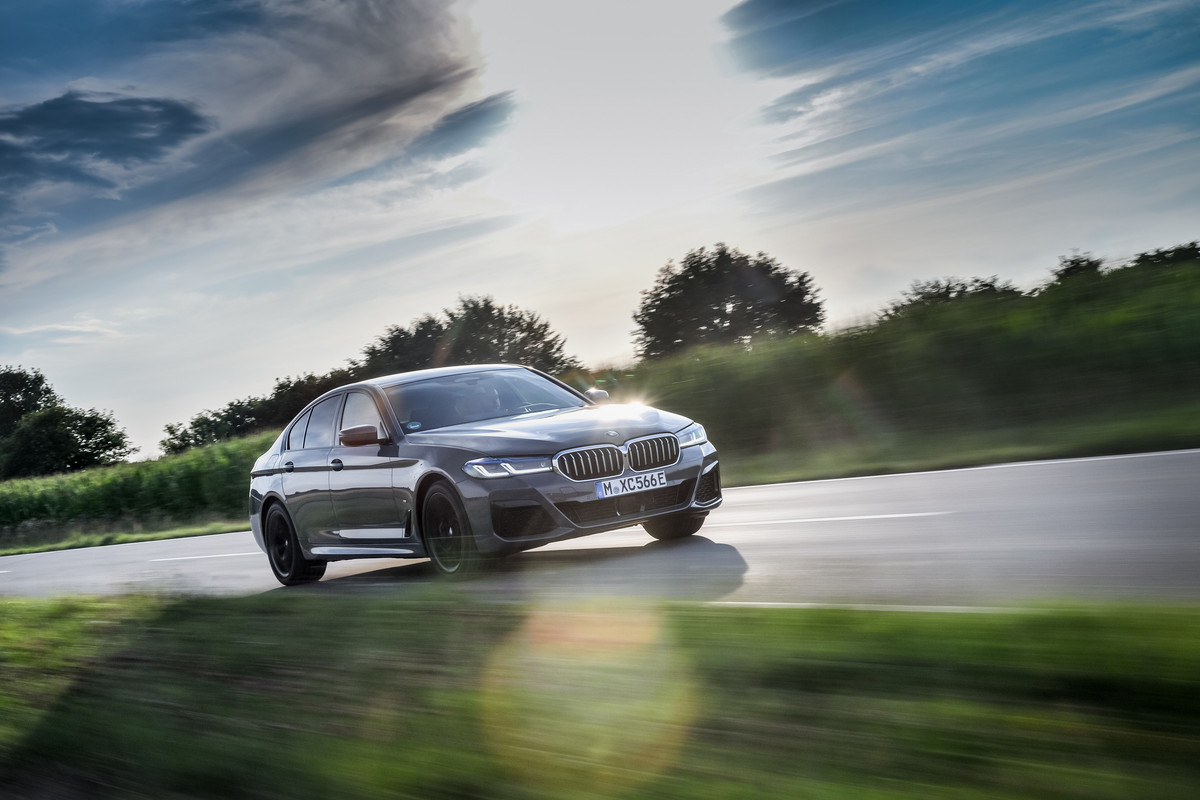 P90395474_highRes_the-new-bmw-545e-xdr