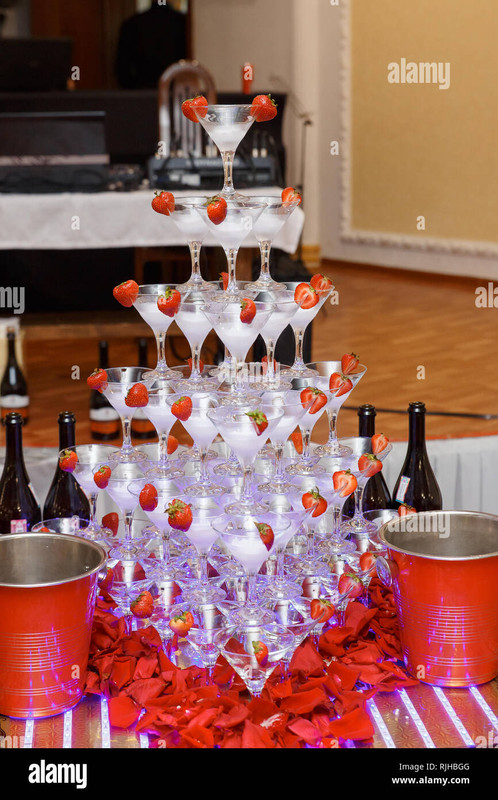 champagne-glasses-at-the-party-pyramid-of-champagne-festive-alcohol-collective-drunkenness-RJHBGG.jpg