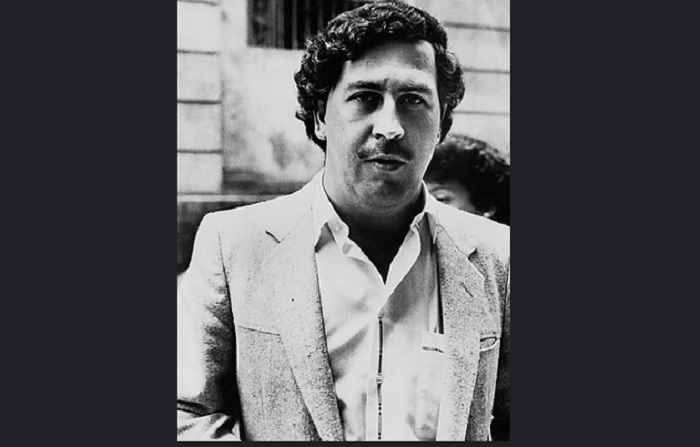 Pablo Escobar dikenal sebagai seorang raja narkoba Kolombia yang menjadi terkenal sebagai pemimpin kartel Medellín.