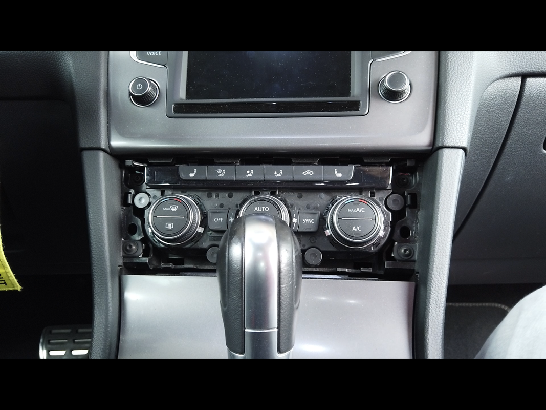 VW-Golf-MK7-5G_Rear-USB-ports_01