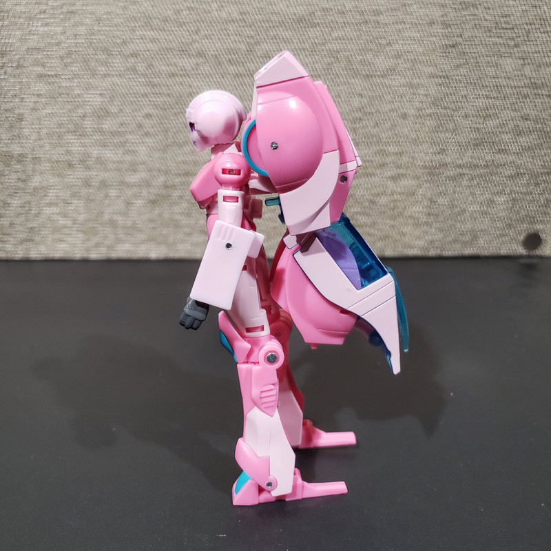 Cyberverse-Deluxe-Arcee02