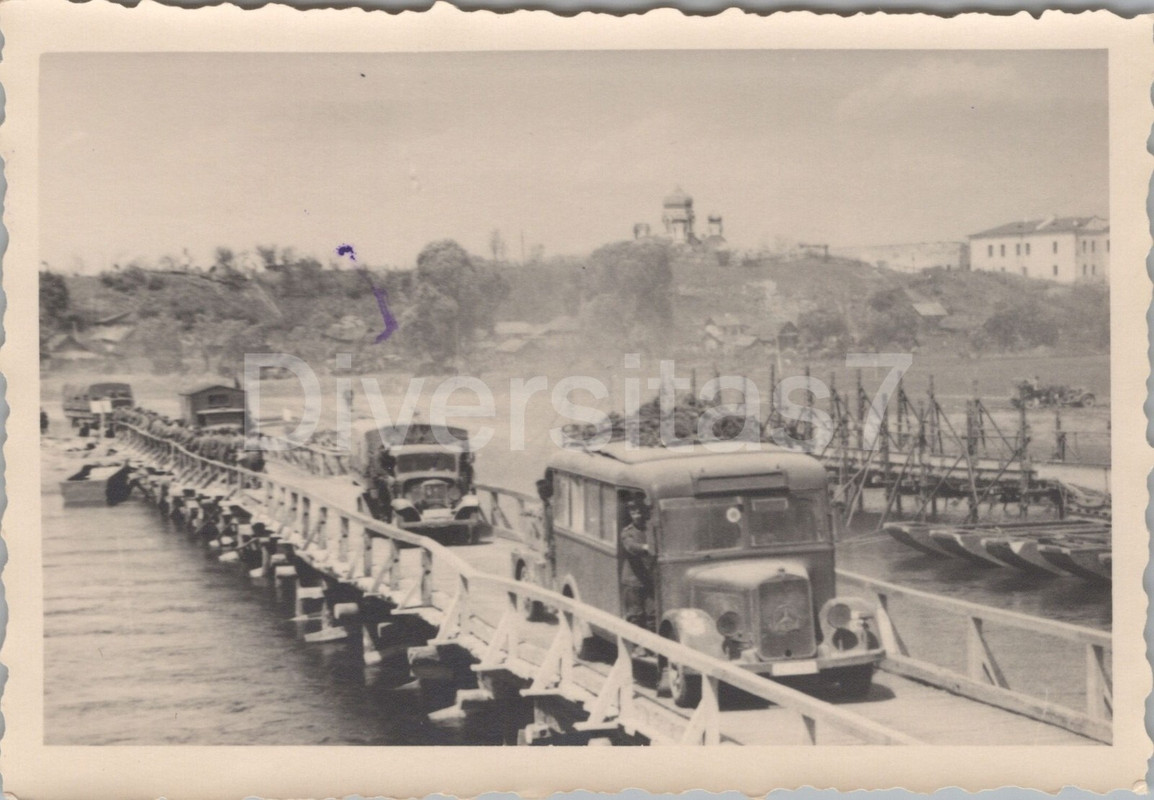 Foto, I.A.R. 103, Busse und Lkw auf Dnjepr Brücke in Russland