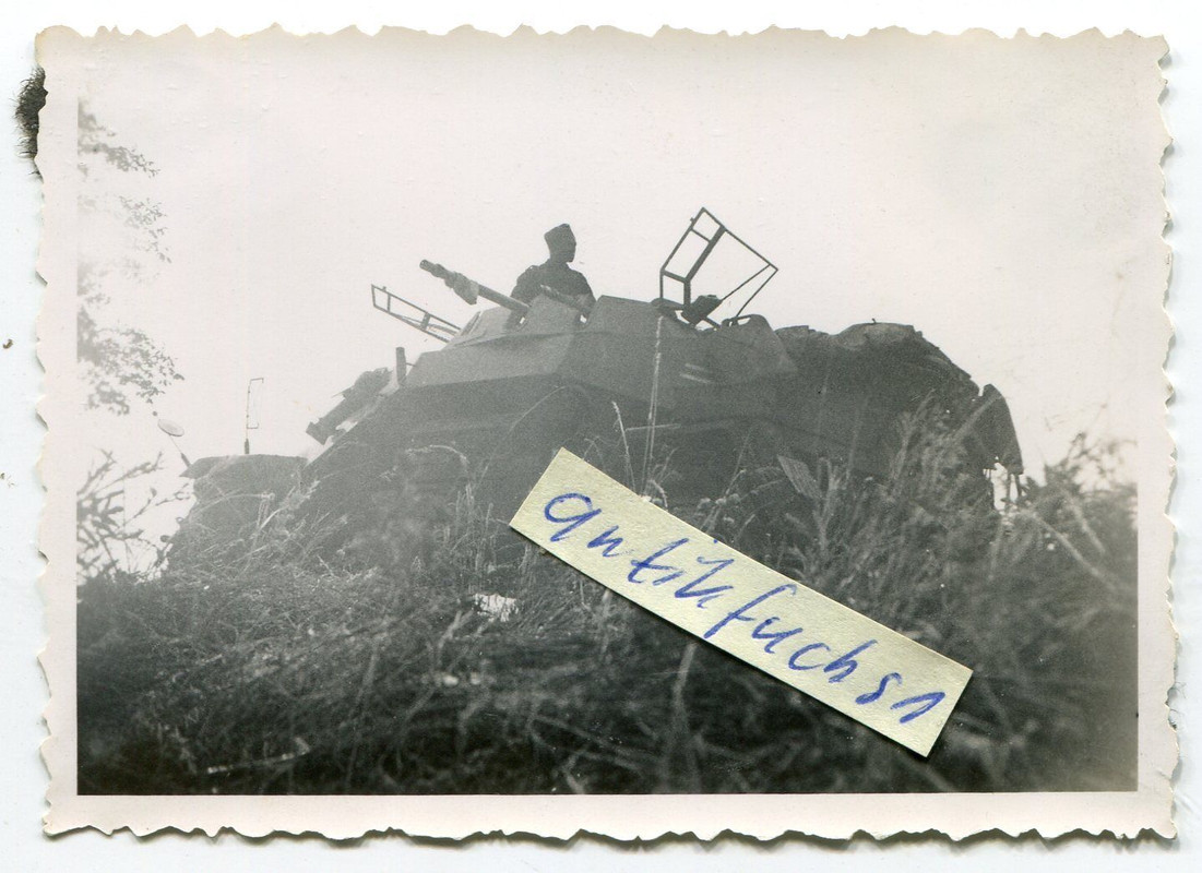 Schützen-Panzer beim Gefecht in Frankreich oder Belgien im 2.WK