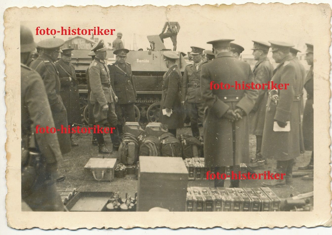 Rumänische Offiziere begutachten SDKFZ 250 Kennu