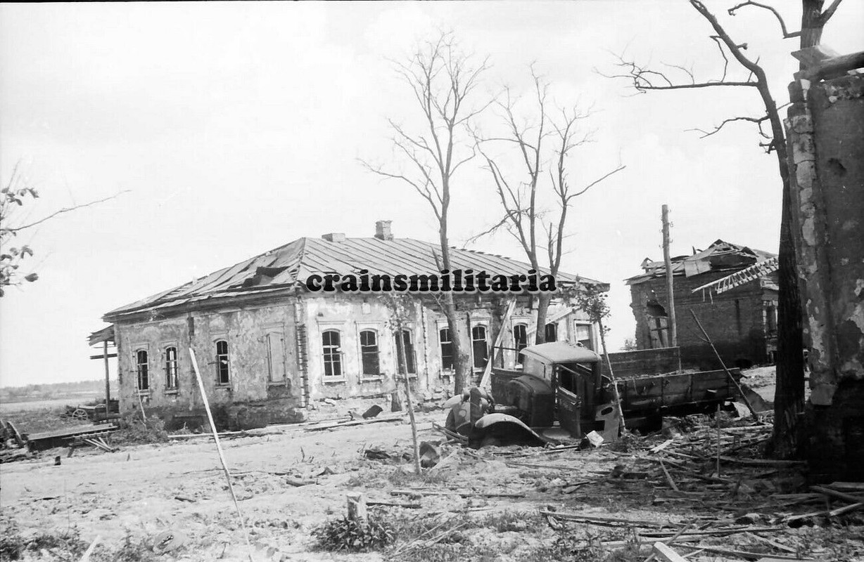 Foto zerstörte russische Beute Lkw in zerstörtes Dorf in Russlan
