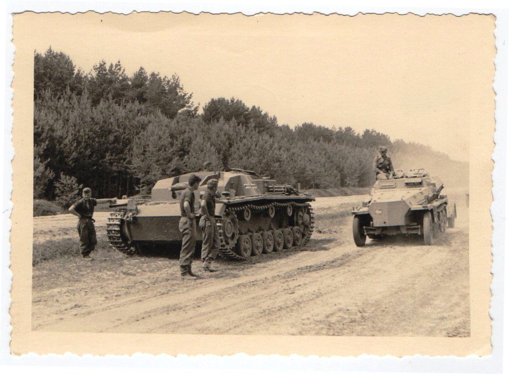 Tank Sturmgeschütz III und SdKfz 251 Ausf.D mit 