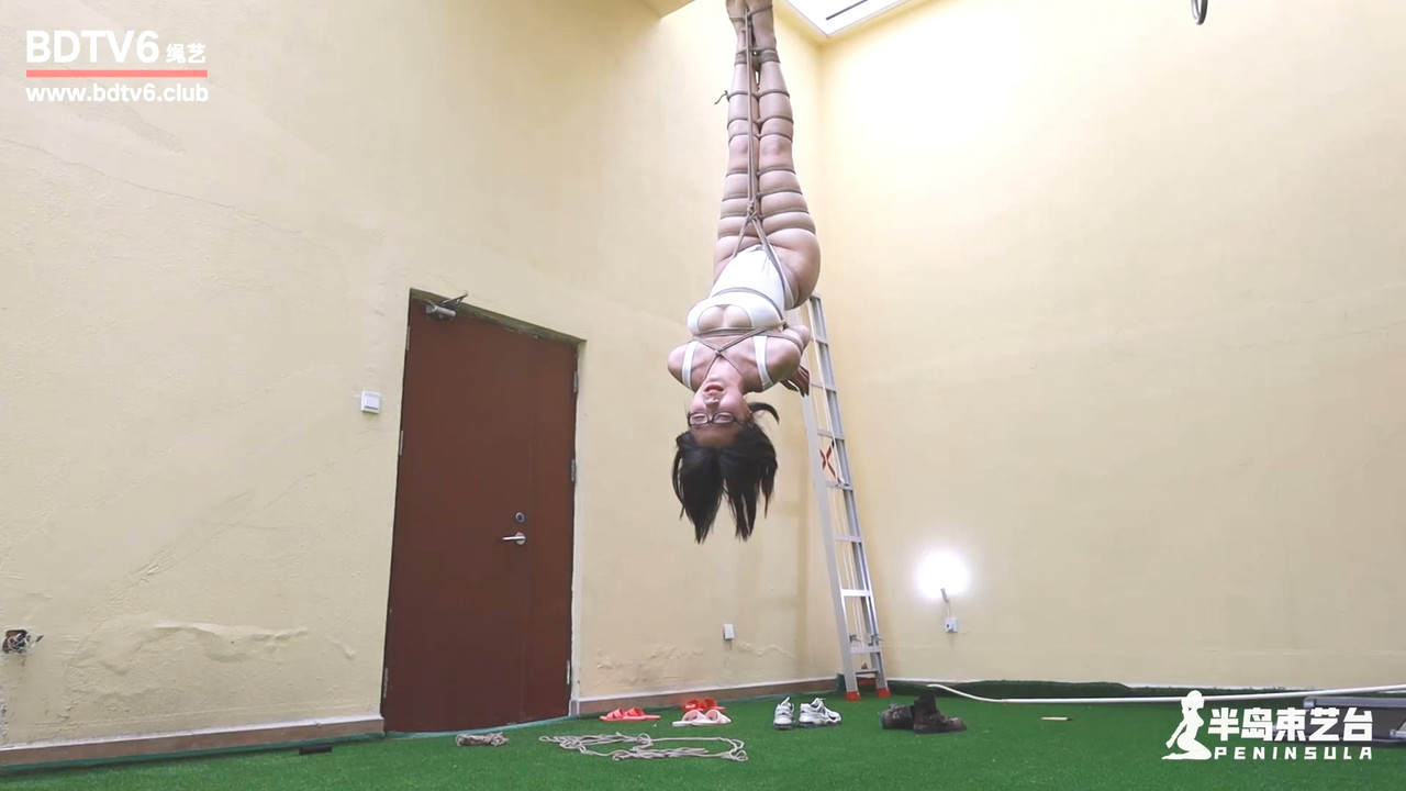 半岛束艺 拉丁高叉泳装绝美倒吊.mp4_20210514_130509.892