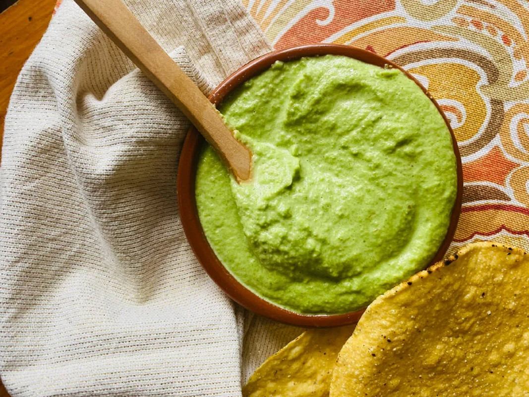 Salsa de jalapeño, la receta cremosa que le dará un nuevo giro a tus antojitos