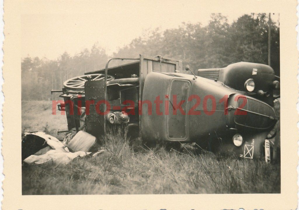 Foto, 198 I.D., Blick auf einen verunglückten Lk