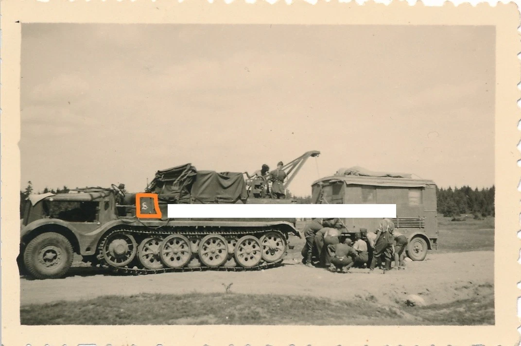 Deutsche Panzer Bergehalbkette 18 Tonner mit Kran und Anhänger