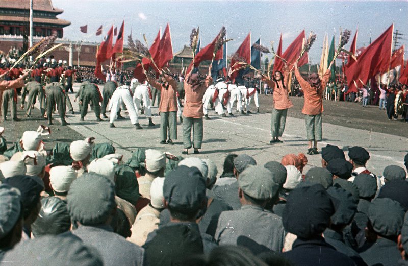 Провозглашение Китайской Народной Республики 1 октября 1949 г. Провозглашение Китайской Народной Республики 1 октября 1949 г. снимке, Владиславович, Владислав, Микоша, серой, куртке, СНИМКОВ, МНОГОМНОГО, КАТОМ, фотокинооператор, советский, случаю, октября, Тяньаньмэ́нь, площади, провозглашение, Китайской, автор, республики, Народной