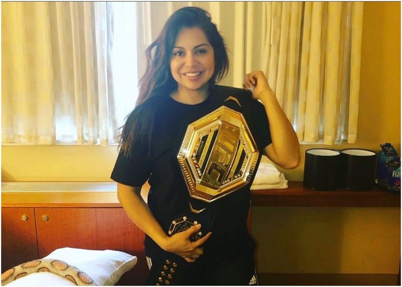 Хенри Сехудо призова за молитви за болната му от рак сестра