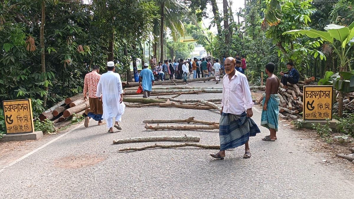 যুবদল নেতাকে মারধরের প্রতিবাদে চরফ্যাশনে সড়ক অবরোধ