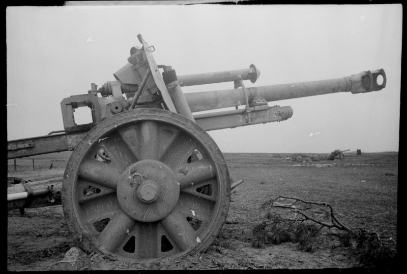 1-й Белорусский фронт. Немецкая 105-мм полевая пушка (leFH 18).