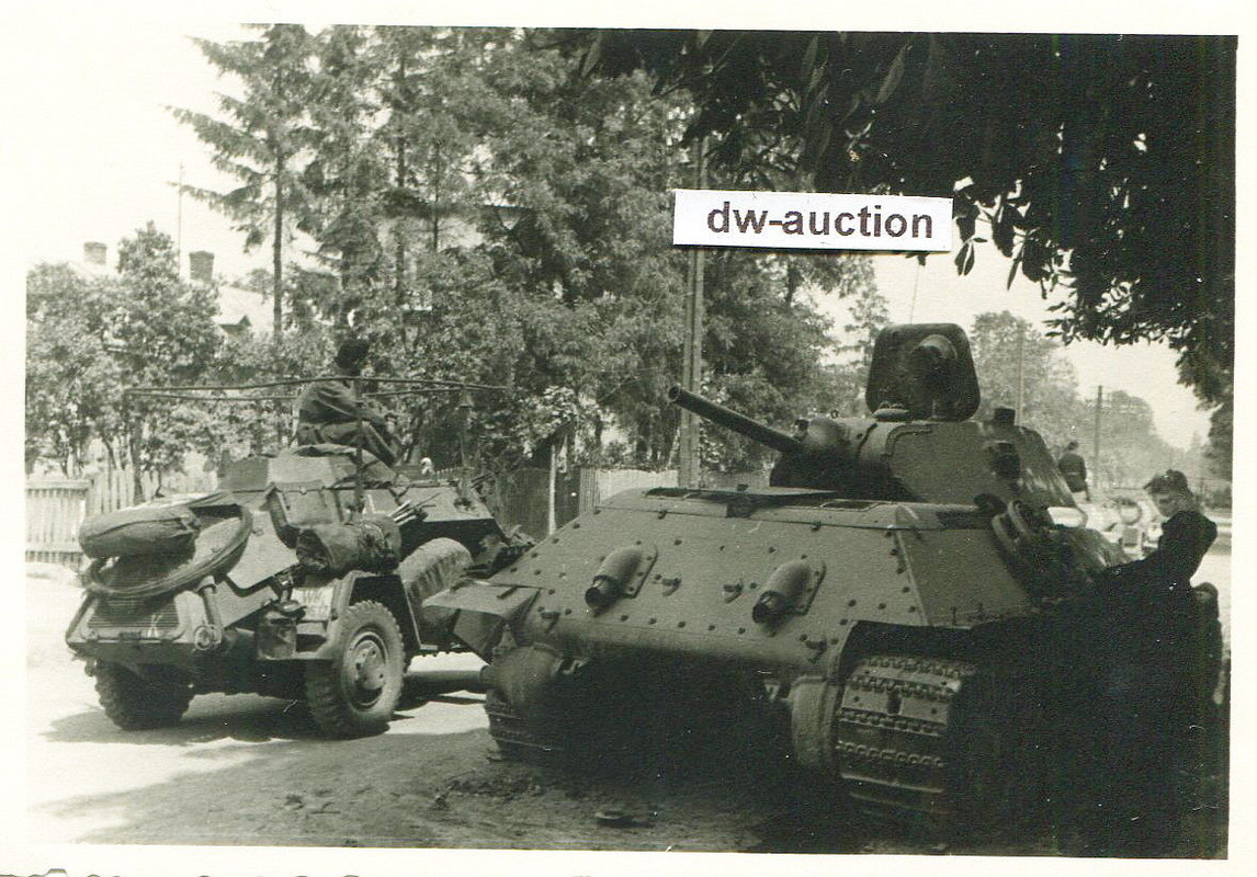 Panzerspähwagen mit Kennung neben zerstörter rus