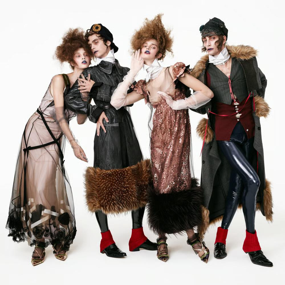 John Galliano x Zara, look in tulle, pizzo e tailoring della collezione Re{form} Vol. 1