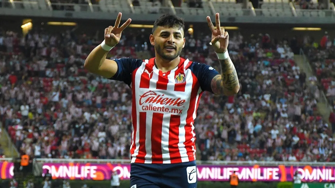 Con todo y lesión, Alexis Vega recibe un sueldazo de 37 millones con Chivas
