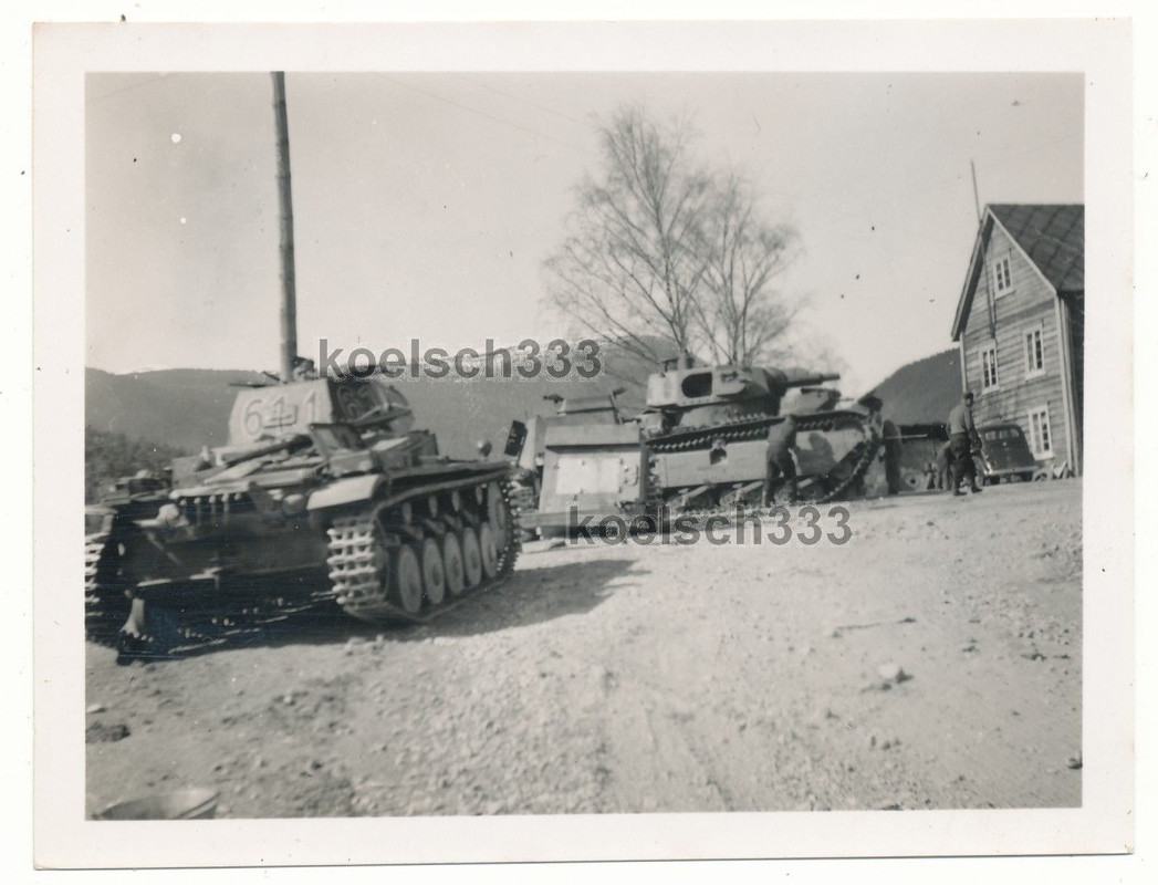 Foto Neubaufahrzeug PzKpfw Nb.Fz. Großtraktor u. Panzer II bei O