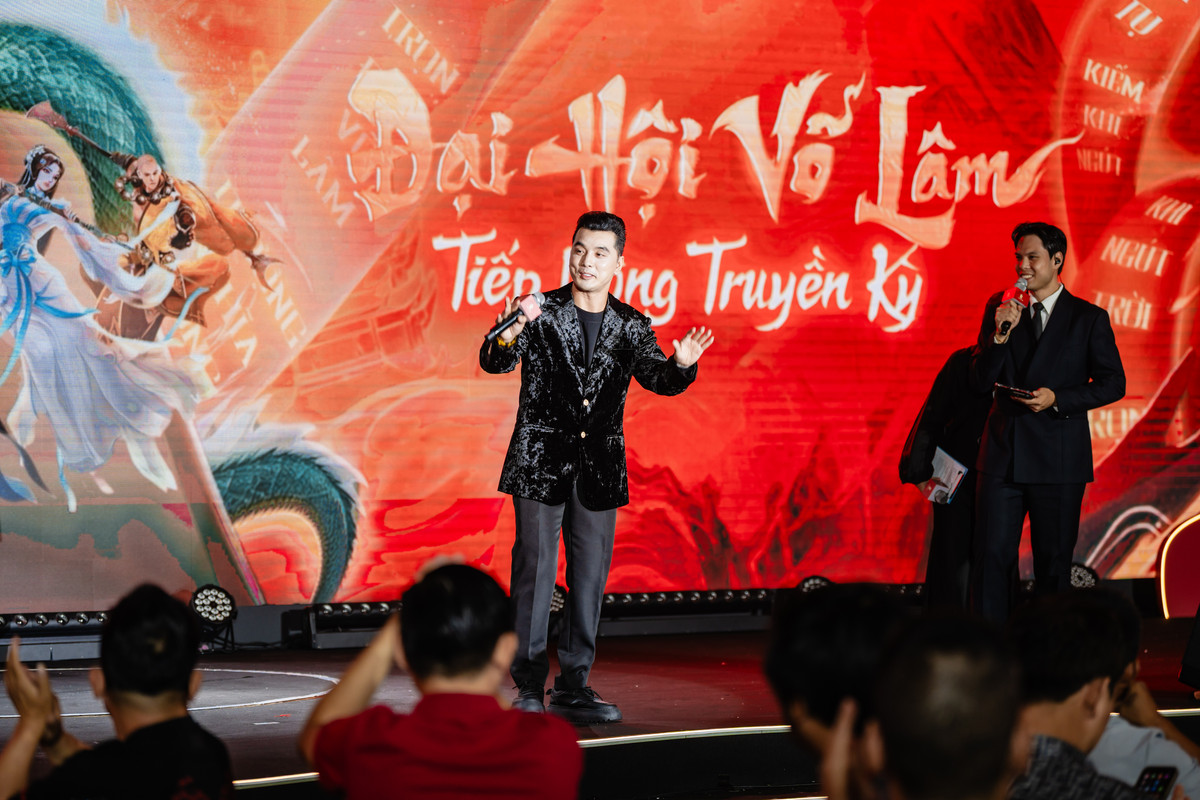 Dai-Hoi-Vo-Lam-3-Ca-s-ng-Ho-ng-Ph-c-g-i-nh-l-i-huy-n-tho-i-Tay-Ch-i-B-Gi-uy-ch-n-giang-h.jpg Dai-Hoi-Vo-Lam-3-Ca-s-ng-Ho-ng-Ph-c-g-i-nh-l-i-huy-n-tho-i-Tay-Ch-i-B-Gi-uy-ch-n-giang-h.jpg