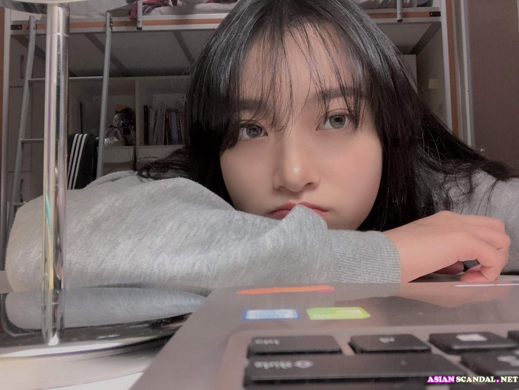 学校の清純派美少女「リリ」が流出、優しいオーラルセックス、イマラチオセックス、顔面オーガズムあり