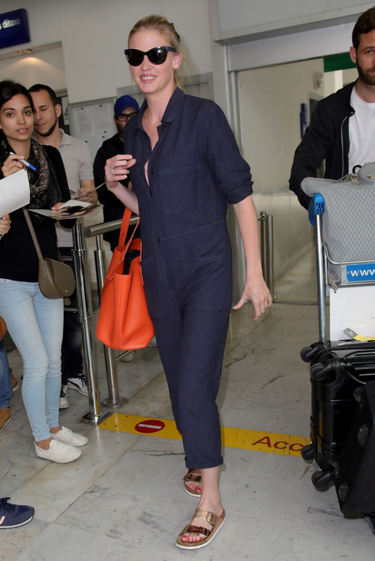 lara-stone-arrives-at-nice-airport-05-16-2018-2