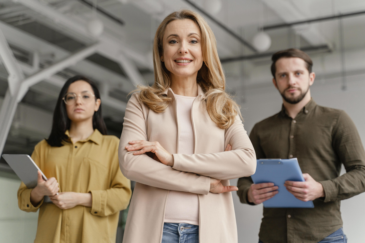 Низкий угол деловых людей