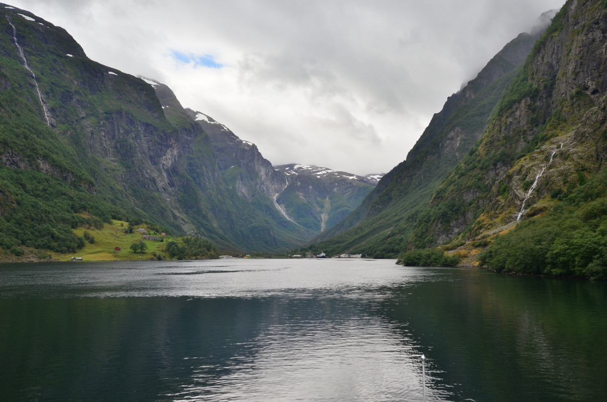 Noruega 10 días de cabañas y con niños - Blogs de Noruega - ETAPA 7- Crucero por el Fiordo Nærøyfjordenr, desde Kaupanger a Gudvangen (10)