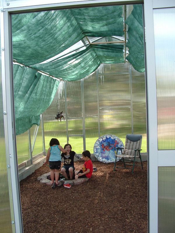 2009 kids in greenhouse