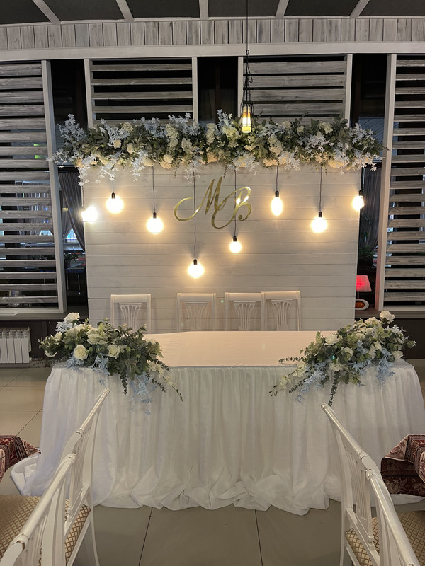 Белый деревянный бэк + голубые цветы