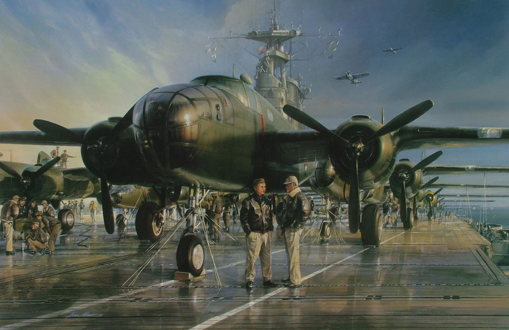 El teniente coronel James H. Doolittle hablando con uno de sus pilotos en la cubierta del Portaaviones USS Hornet durante la travesía que le llevaría a su destino