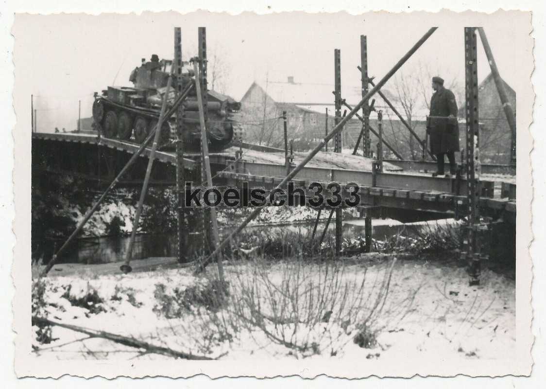 Foto Panzer 38(t) der Wehrmacht auf einer Kriegsbrücke im Osten im Winter ... (2)