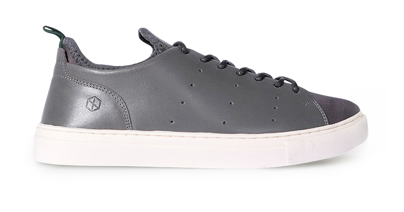 Tênis cinza sola branca