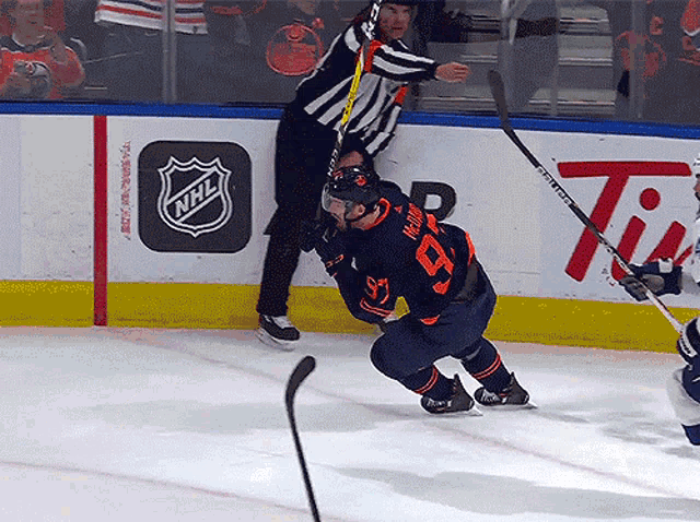 https://i.postimg.cc/B6r25w6B/connor-mcdavid-hockey.gif