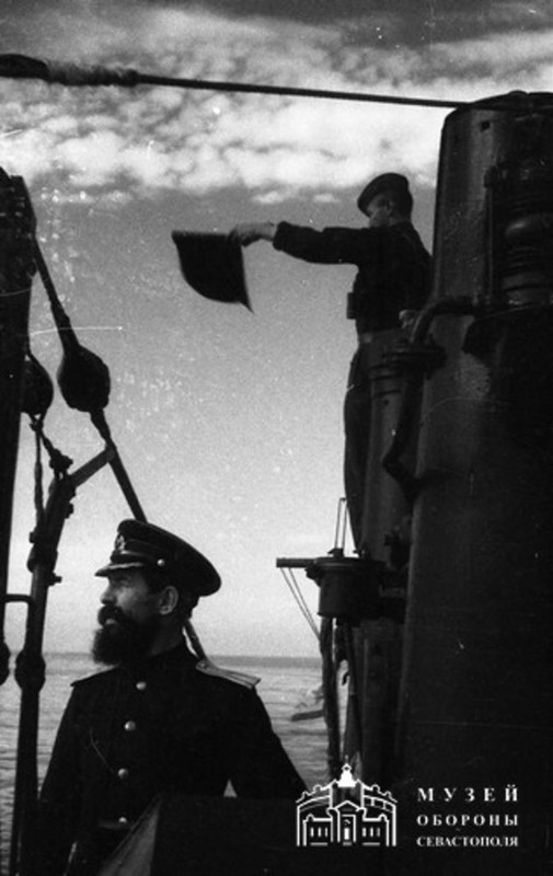 Капитан 3 ранга Грешилов Михаил Васильевич, командир Щ-215Соколенко Александр Степанович,