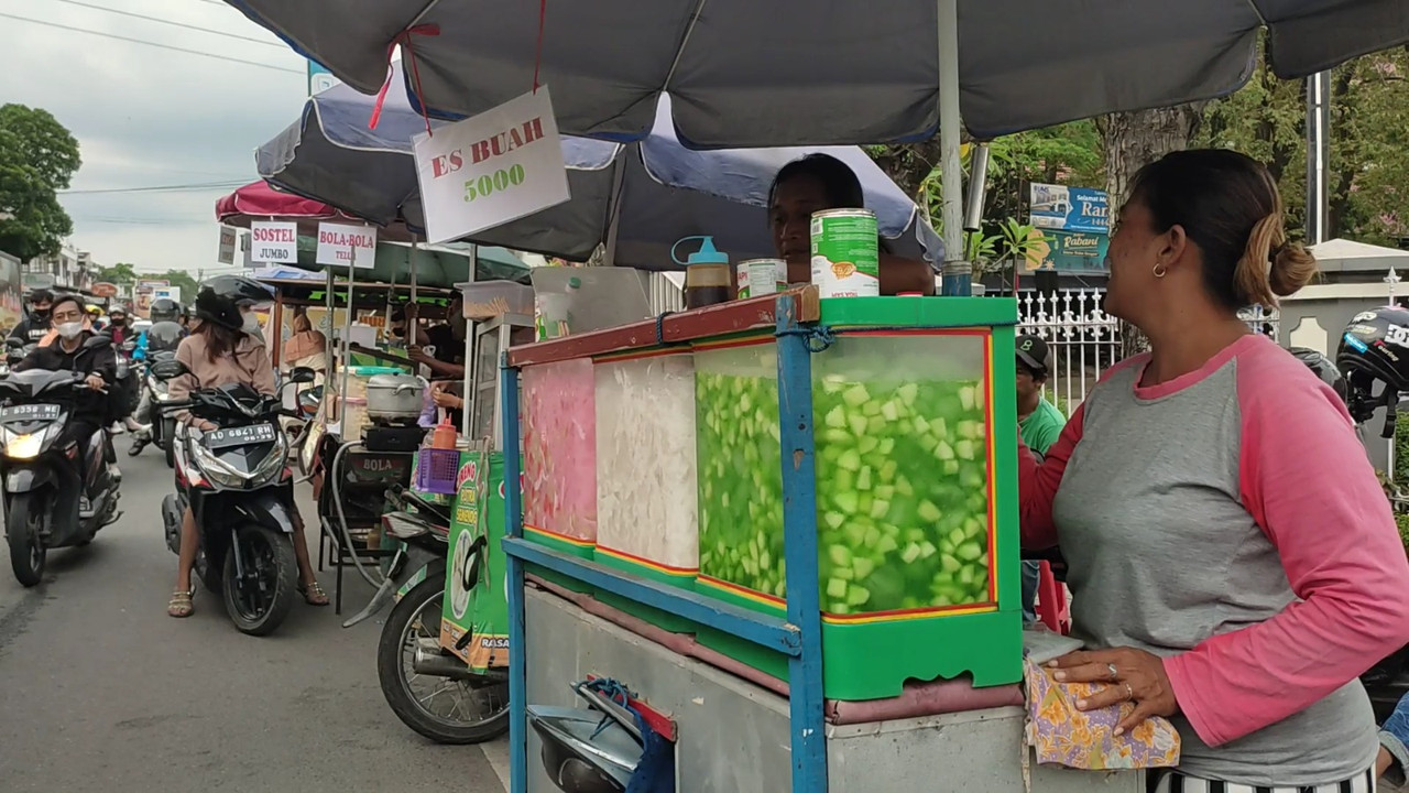 Penjaja minuman di sekitar kampus UMS, spot ngabuburit favorit di Sukoharjo.