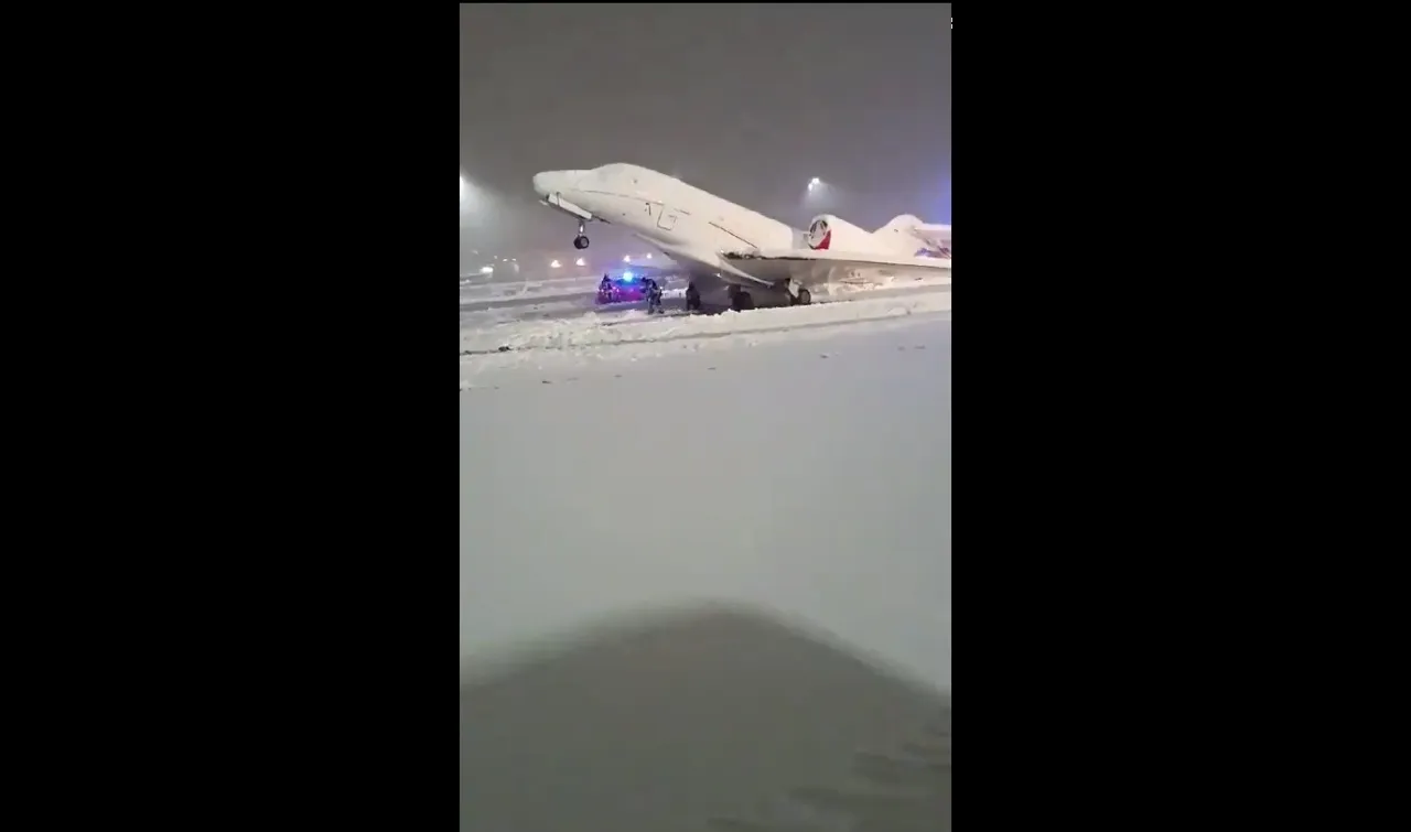 Fuertes nevadas congelan aviones a punto de despegar en Alemania: Video