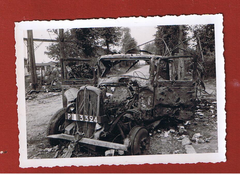 Altes Foto 2WK Belgien zerstörtes Auto Ort