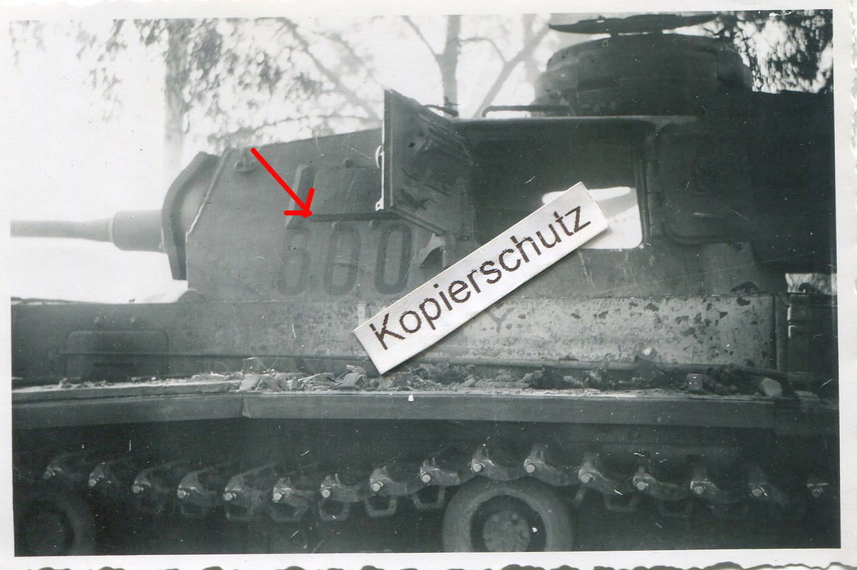 Panzer Rgt. 35 , zerstörter dt. Panzer mit Nummer 600 auf Turm