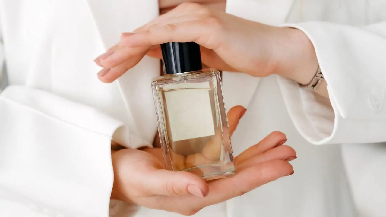 Así debes usar tu perfume para atraer amor y dinero, según el Feng Shui