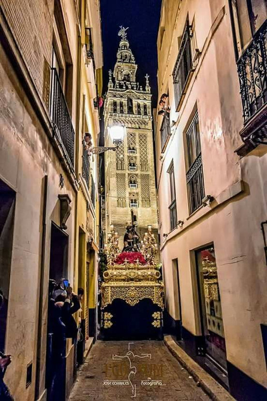 3caa937126ac5d5918a8605031bbbb5e - Jesus camina por las calles de Sevilla