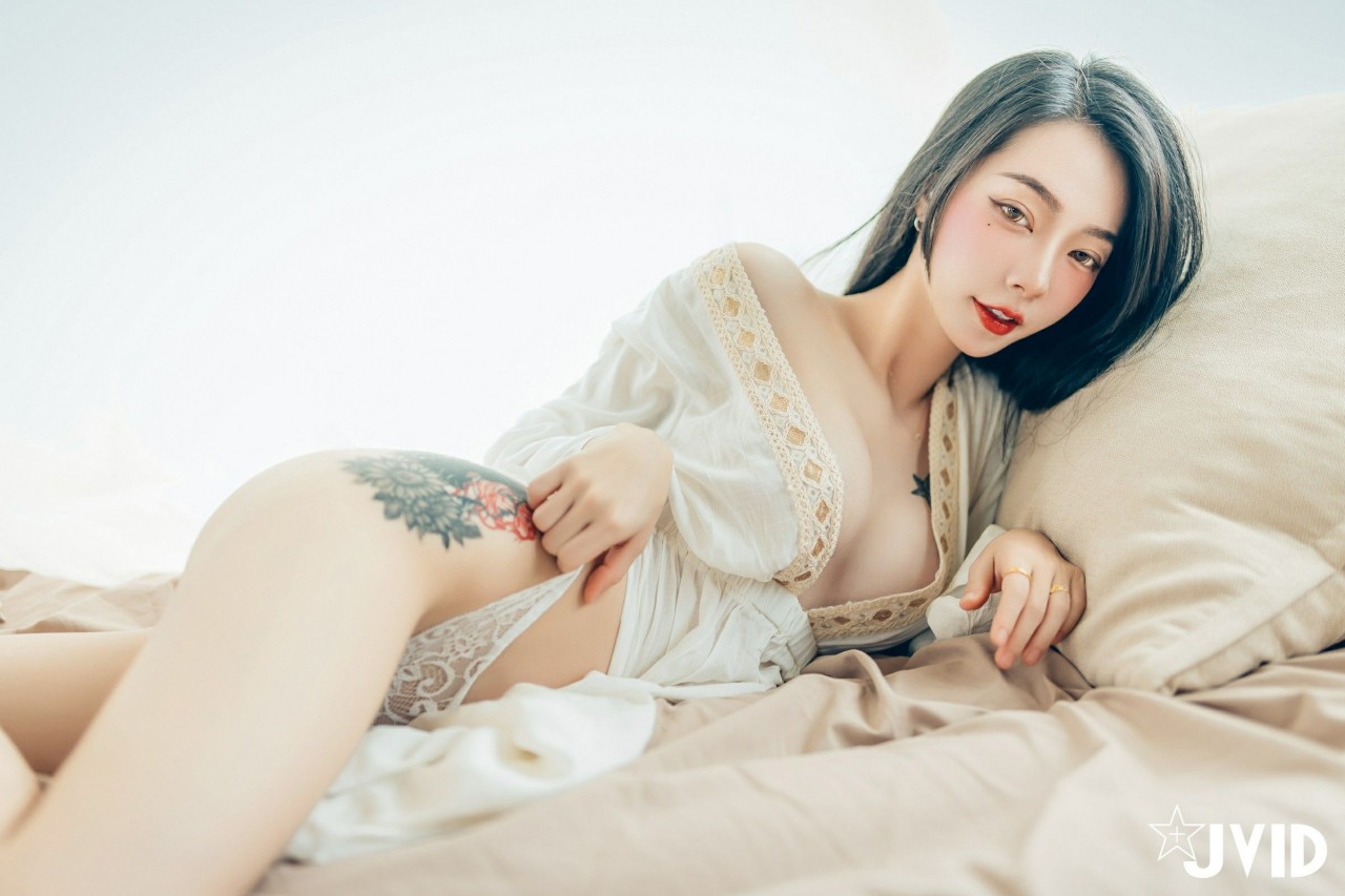 jvid 飄 飄《女神比基尼》美女写真，躺在浴缸场景，尽显性感姿态插图