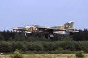19-Gv-APIB-Mig-23UB-95-Yellow-(2)-Larz-8-92