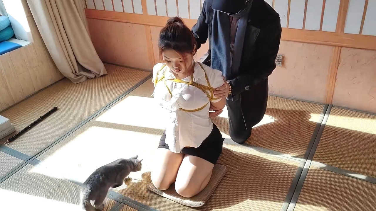 一绳所爱 宋茜吊在竹竿上各种鞭打.mp4_20240120_185159.733