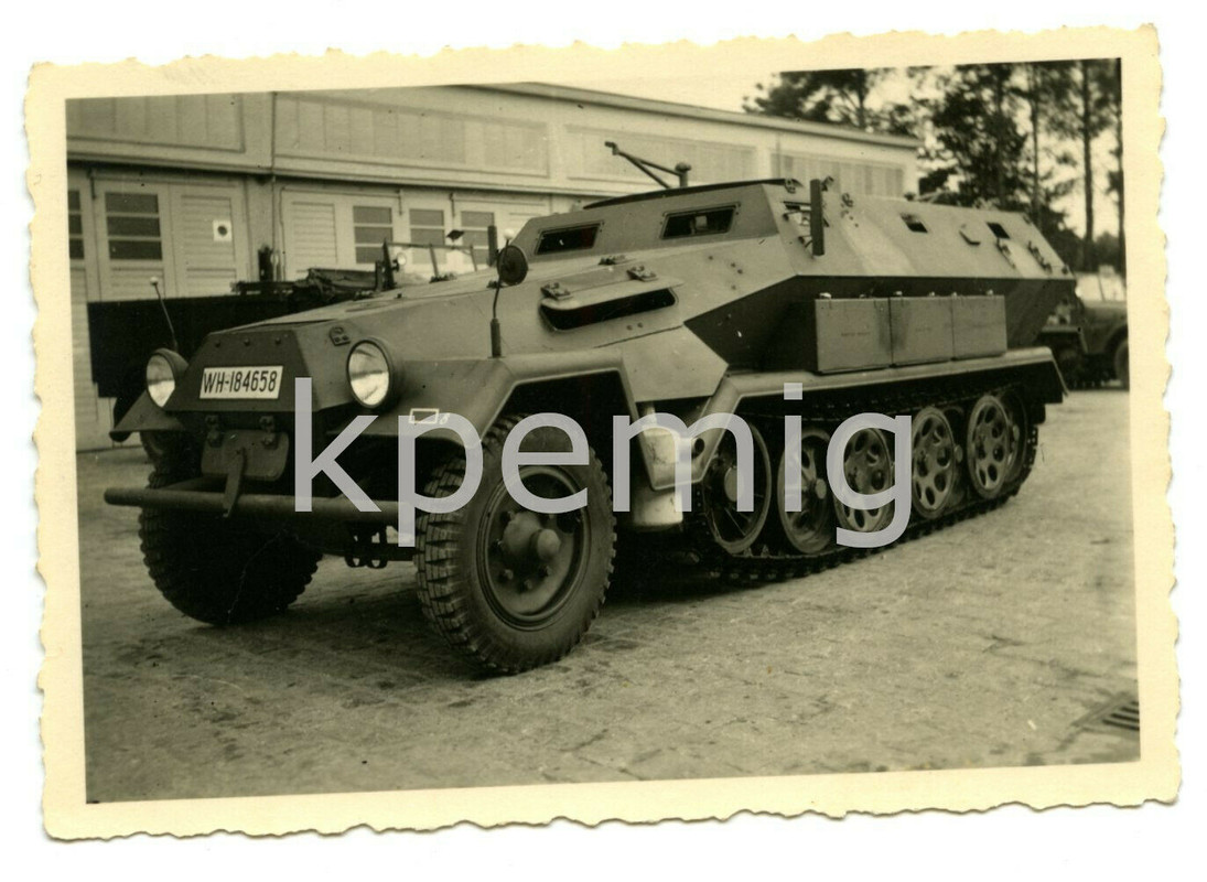 Aufnahme eines Schützenpanzer vor der Fahrzeughalle, Maße