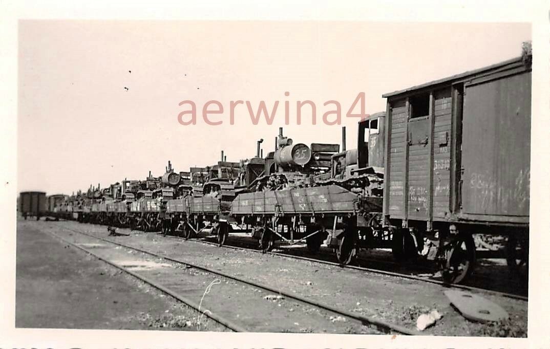 Erbeuteter russ. Güterzug mit Traktoren Stalino Ukraine Ostfront