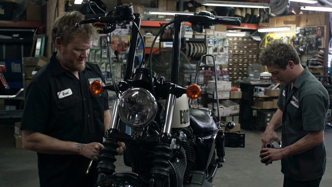 Shameless (2011) - S08E01 - We Become What We ... Frank! (1080p 