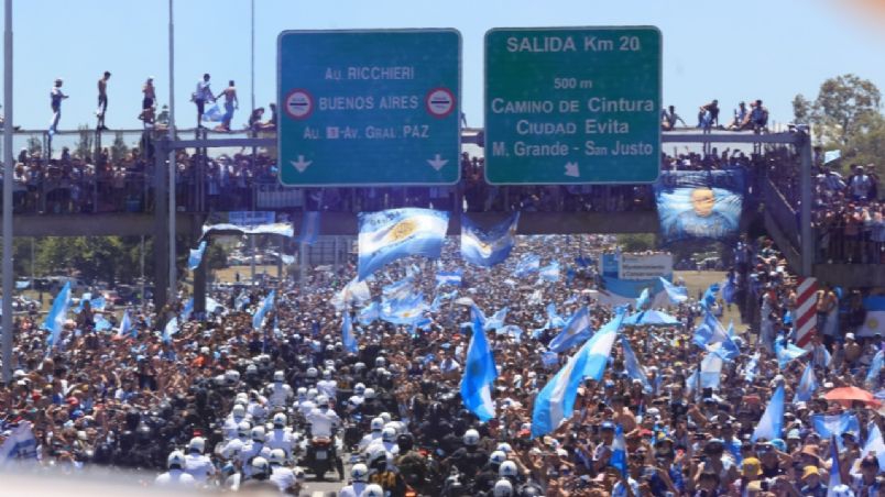 Euforia en Argentina obliga a que el desfile del campeón terminara antes; hubo varios incidentes