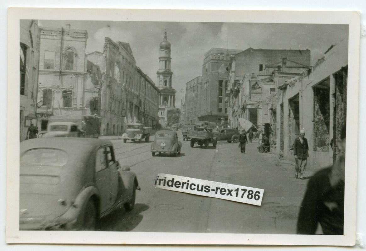 Foto Ostfront 6.Pz.Div. Fahrzeuge Kübelwagen in Charkow um 1943