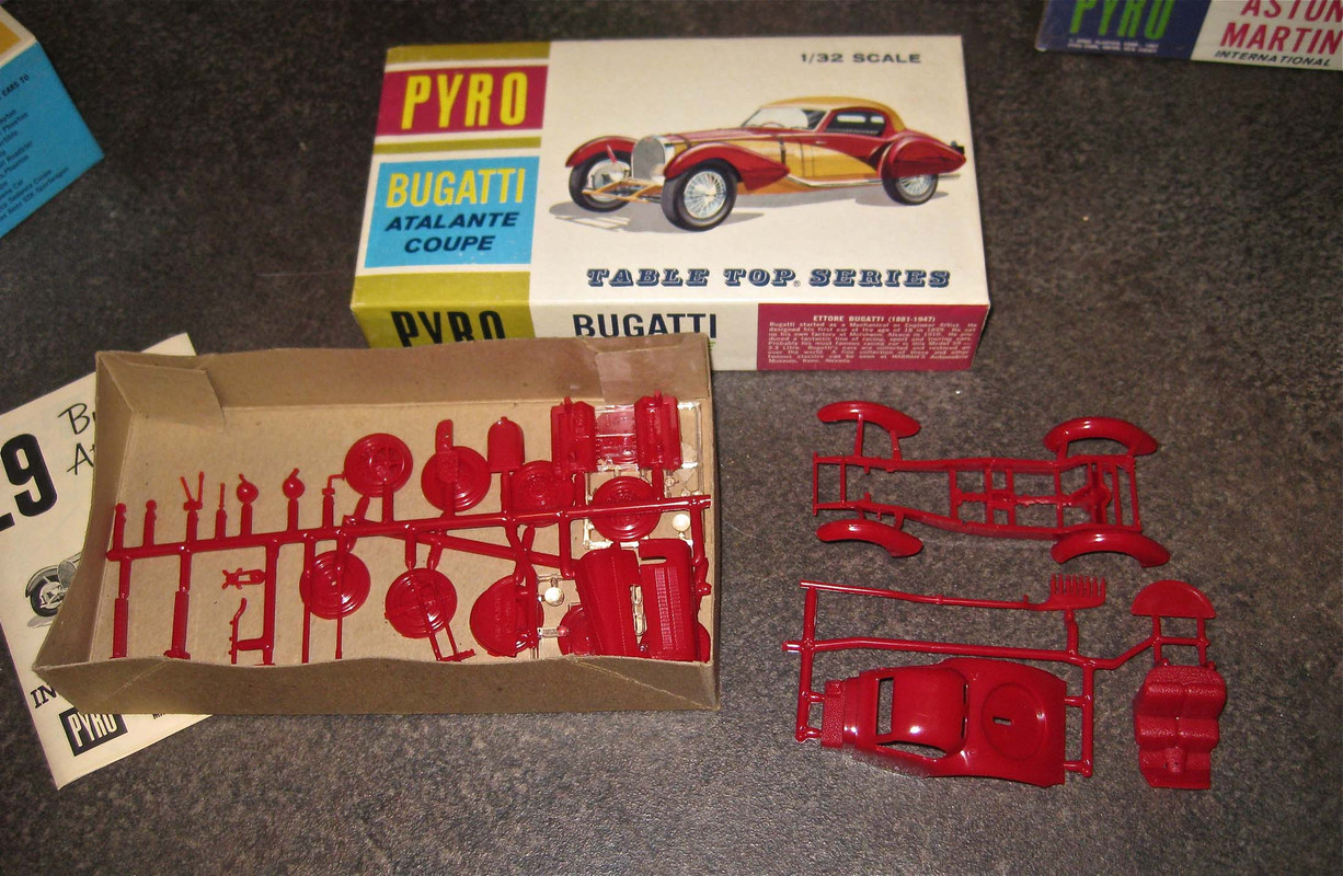 Pyro Bugatti Atalante guts