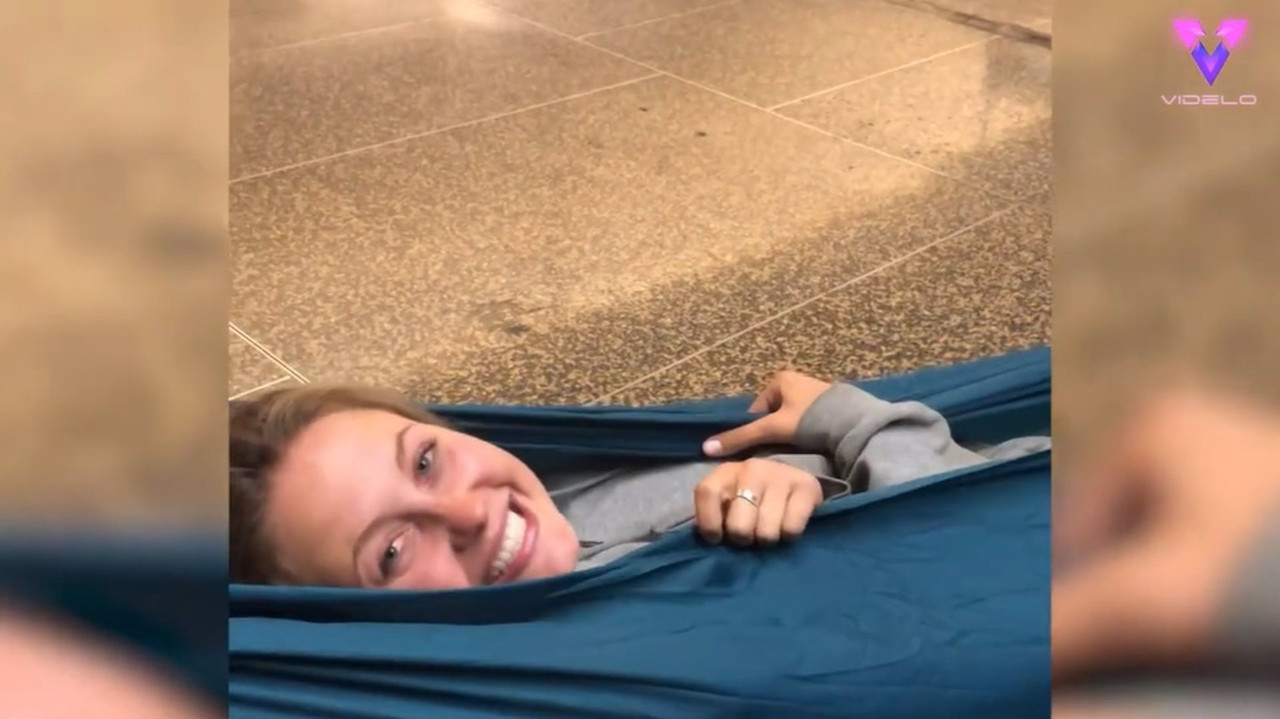 Novios se hacen viral por dormir en hamacas dentro del aeropuerto de Seattle